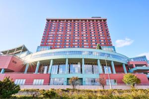 小樽小樽君乐酒店的红色的大红色建筑