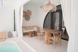 科贾扬Bohemian Jogja Villas with Private Pool的客厅配有桌椅