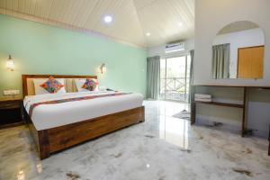 瓦加托FabHotel Prime 4D's Coast Resort的一间卧室设有一张大床和一个大窗户