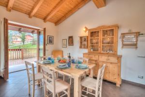 滕诺Casa Tra Borgo e Lago的一间带木桌和椅子的用餐室