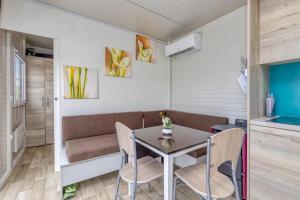TrebnjeRooftop Home With Whirlpool & Sauna的小型用餐室配有桌椅