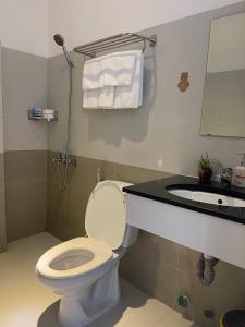 广义KHÁCH SẠN ROMO的一间带卫生间和水槽的浴室