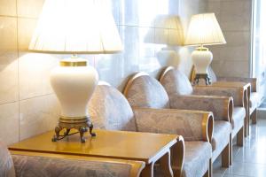 松本蒙塔涅松本酒店 的一间配有沙发和台灯的等候室