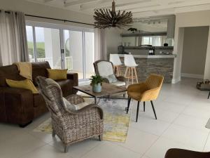 阿尔弗雷德港Sunshine Modern Retreat的客厅配有沙发、椅子和桌子
