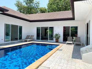 查龙Phikun 4 BR Private Pool Villa的别墅后院的游泳池