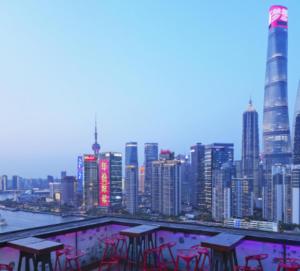 上海上海外滩英迪格酒店的享有城市天际线和高楼的景色
