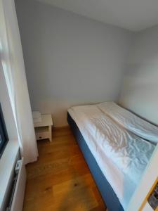 Hamn塞尼亚岛港口酒店的一间铺有木地板的小卧室,配有一张床