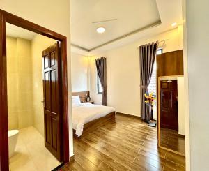 大叻VILLA ROMANCE Lữ Gia的一间卧室设有一张床、一个卫生间和一间浴室。