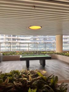 马尼拉Air Residences的大楼中央的乒乓球桌