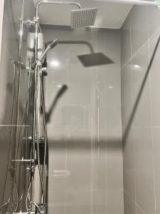 马尼拉Air Residences的带淋浴喷头的浴室内的淋浴间