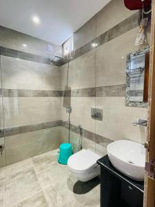 萨姆巴尔普尔Hotel Narmada Residency的一间带卫生间和水槽的浴室