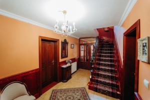 波普拉德Penzion Alžbetka的走廊,有楼梯,房子有橙色的墙壁