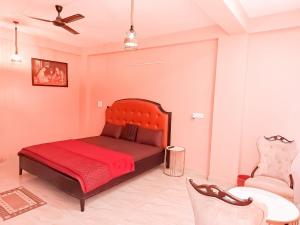 Hotel Near Yashobhoomi - Dwarka Sec 8客房内的一张或多张床位