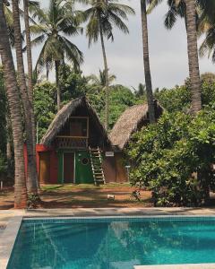 蓬蒂切里Nature Zone Resort的度假村前带游泳池的房子