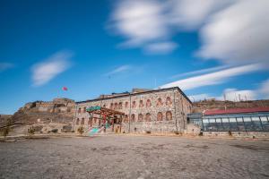 卡尔斯Ve Hotels Beylerbeyi Sarayı的一座蓝色天空的大石头建筑