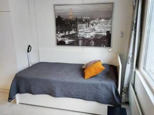 图里Tuurin Yösäilö的墙上照片的一张床位