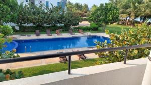 亭可马里Beach Paradise Nilaveli的阳台享有游泳池的景致。