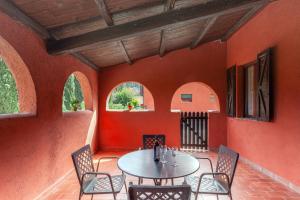 斯波莱托Agriturismo Collelignani的橙色墙壁的房间的桌椅