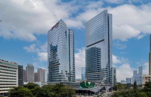 深圳深圳南山科技园希尔顿欢朋酒店的大城市的两座高耸摩天大楼
