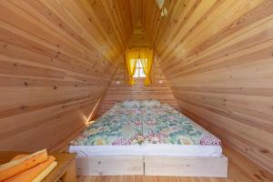 普雷德沃尔Glamping Mohorjev grunt的配有窗户的小木屋内的一张床位