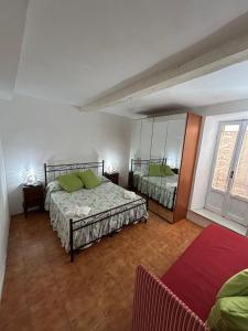 CaninoAura Entis的一间卧室设有两张床和大窗户