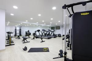 埃斯普霍斯福门特拉岛布兰科酒店的一间健身房,里面配有跑步机和机器