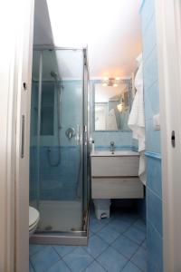 伊斯基亚Rd Guest house的带淋浴、盥洗盆和卫生间的浴室