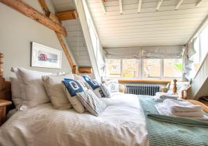 罗宾胡兹贝Green Cottage的卧室在窗户前配有白色床