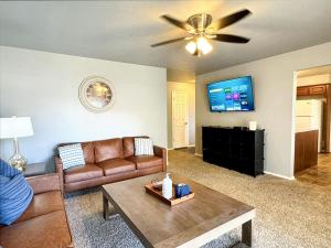 俄克拉何马城Clean, Comfortable & Modern Near Downtown Sw79的带沙发和平面电视的客厅