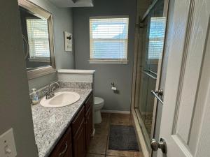 俄克拉何马城Clean, Comfortable & Modern Near Downtown Sw79的一间带水槽和淋浴的浴室