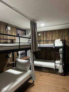 岘港Rom Casa Hostel Da Nang的一间房间,设有三张双层床