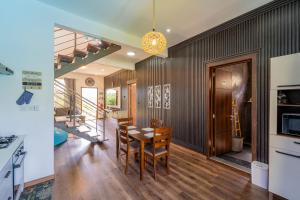 庞普勒穆斯Keenoo Villa - An elegant villa in a calm area的厨房以及带桌椅的用餐室。
