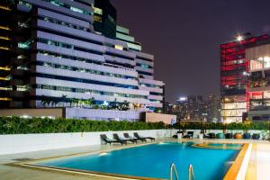 曼谷Bangkok Hotel Lotus Sukhumvit 33 by Compass Hospitality的一座建筑物屋顶上的游泳池