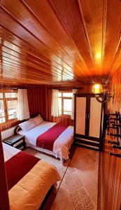 艾德亚耶拉西艾德阿屋索酒店的船上一间卧室配有两张床