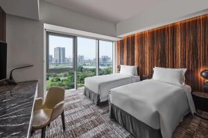 台北宿之酒店的酒店客房设有两张床和窗户。