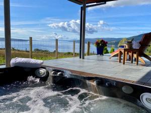 科弗Knockderry Lodge -Private Luxury pet-friendly accommodation in Scotland with hot tub的热水池