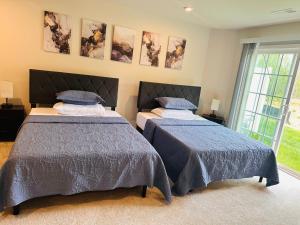EarlysvilleCozy room in Charlottesville的一间卧室设有两张床和窗户。