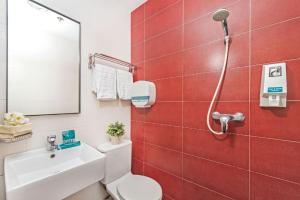 新加坡Hotel 81 Heritage的一间带卫生间和水槽的浴室