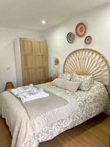 萨莫拉SANTA LUCÍA Garaje privado的一间卧室配有一张大床和木制床头板