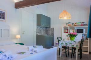阿巴迪亚拉里亚纳Villa Onedo的配有床和桌子的房间以及厨房