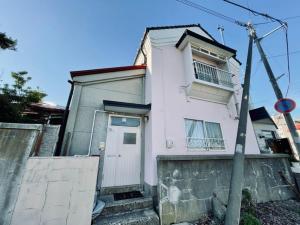 函馆Yadomachi sakura - Vacation STAY 54783v的白色的房子,设有白色的门和阳台