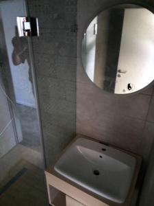 埃格尔Hotel Merlot的一间带水槽和镜子的浴室