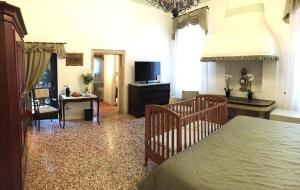 威尼斯圣安东尼酒店的一间卧室设有一张床和一间客厅。