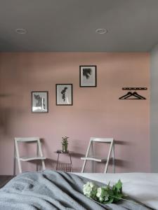 台中市Mr.Mantter的卧室设有粉红色的墙壁、桌子和凳子。