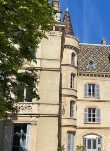 伊居利Grand appartement d'exception au Château Randin的一座大型建筑,旁边设有雕像