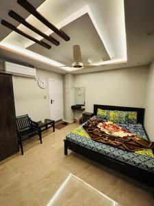 伊斯兰堡Moven Inn Hotel Islamabad的卧室配有一张床