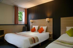 贡捷堡The Originals City, Clos de l'Orgerie ,Château Gonthier的酒店客房带两张带橙色和绿色枕头的床