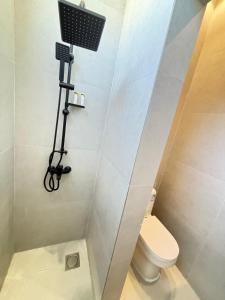 麦地那ريزا的带淋浴、卫生间和摄像头的浴室