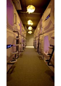 班加罗尔BLR Pods的一条带椅子的空火车车厢的走廊