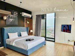 新山Cube 8teens by Nest Home的一间卧室设有蓝色的床和窗户。